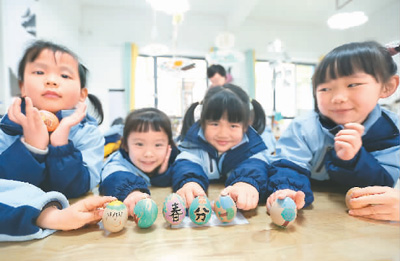 3月18日，貴州省黔南布依族苗族自治州都勻市青云湖幼兒園的小朋友們在體驗立蛋民俗。肖 偉攝（人民視覺）