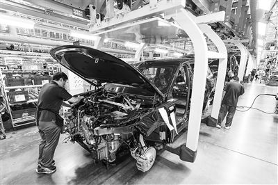 某新能源汽車智能制造基地總裝車間，工作人員正在工作。新華社記者 李博 攝