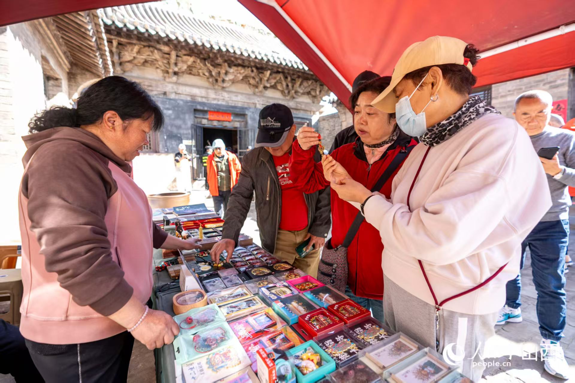 游客在山西省高平市鐵佛寺選購文創(chuàng)產(chǎn)品。人民網(wǎng)記者 盧鵬宇攝