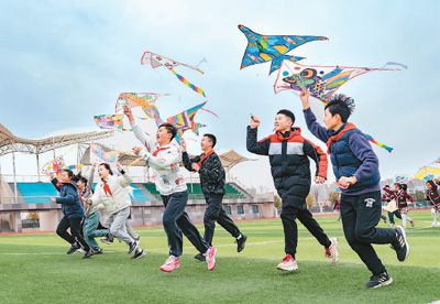 3月18日，江蘇省海安市南屏小學(xué)的孩子們在操場上放風(fēng)箏，感受春天的氣息。翟慧勇攝（人民視覺）