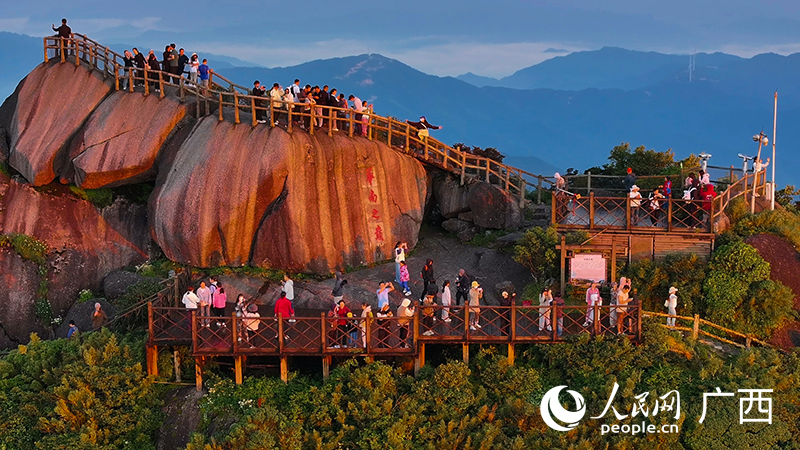 游客在觀賞日出。人民網(wǎng) 雷琦竣攝