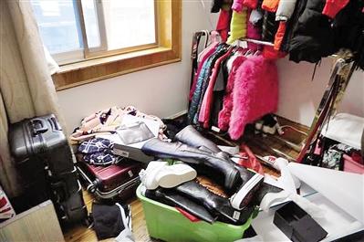 警方在犯罪嫌疑人住所查獲贓物。