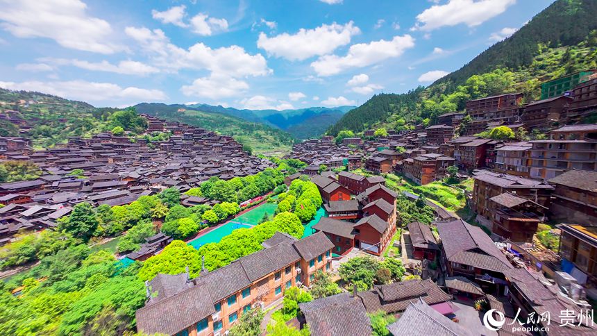 1 穿越機視角下的西江千戶苗寨。人民網(wǎng)記者 涂敏 攝