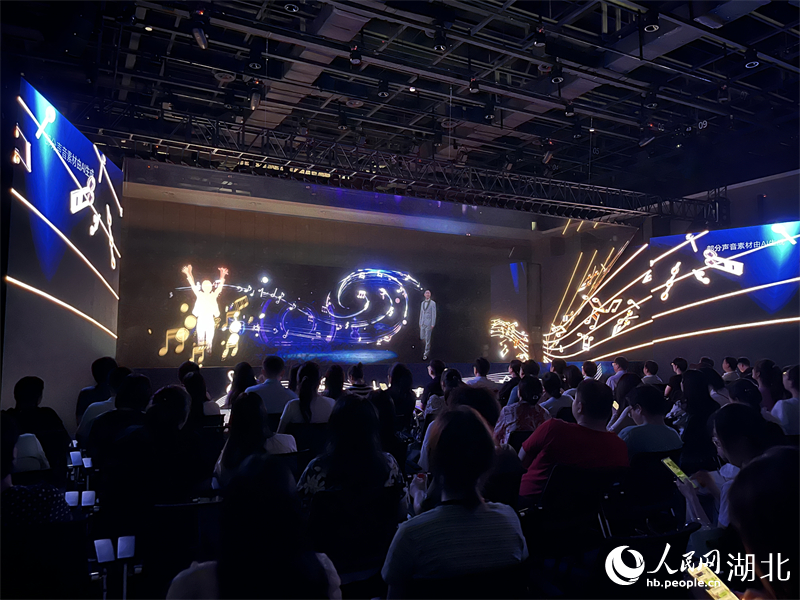 “夢幻靈境”AI展演現(xiàn)場火爆。人民網(wǎng)記者 張雋攝