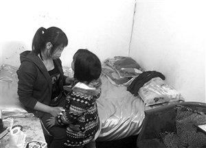 小梅現(xiàn)在只身帶著女兒，生活困難 圖片來源：溫州網(wǎng)
