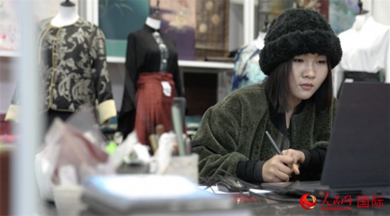 1月23日，在山東省菏澤市曹縣有愛云倉直播基地，張子晨正在設(shè)計漢服。 人民網(wǎng)記者 袁蒙攝