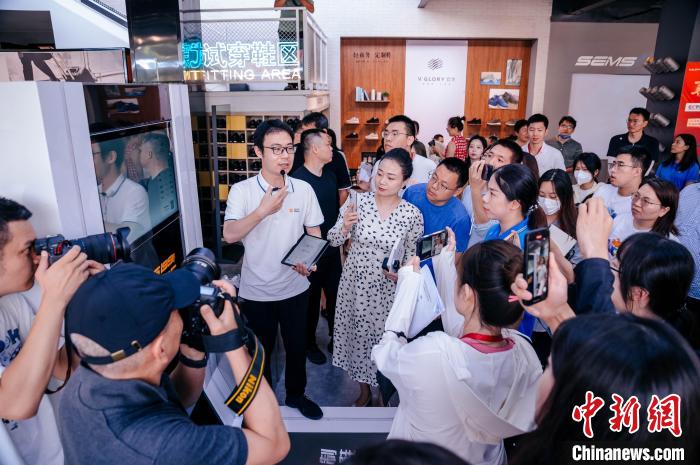在定制鞋門店，顧客只需往腳型測(cè)量?jī)x器上一站，幾秒后就會(huì)出具一份詳盡的腳型報(bào)告?！±钅宪?攝