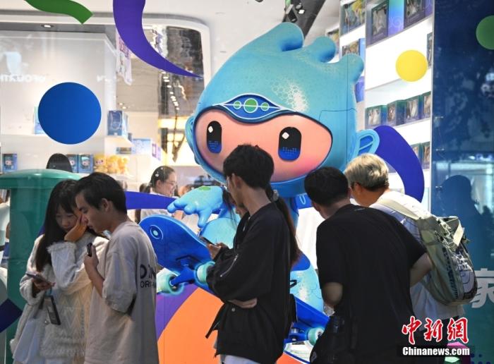 資料圖：9月23日，杭州第19屆亞運(yùn)會(huì)開幕式在浙江杭州奧體中心體育場舉行。圖為游人在亞運(yùn)特許商品店外排隊(duì)購物。<a target='_blank' href='/'>中新社</a>記者 王剛 攝