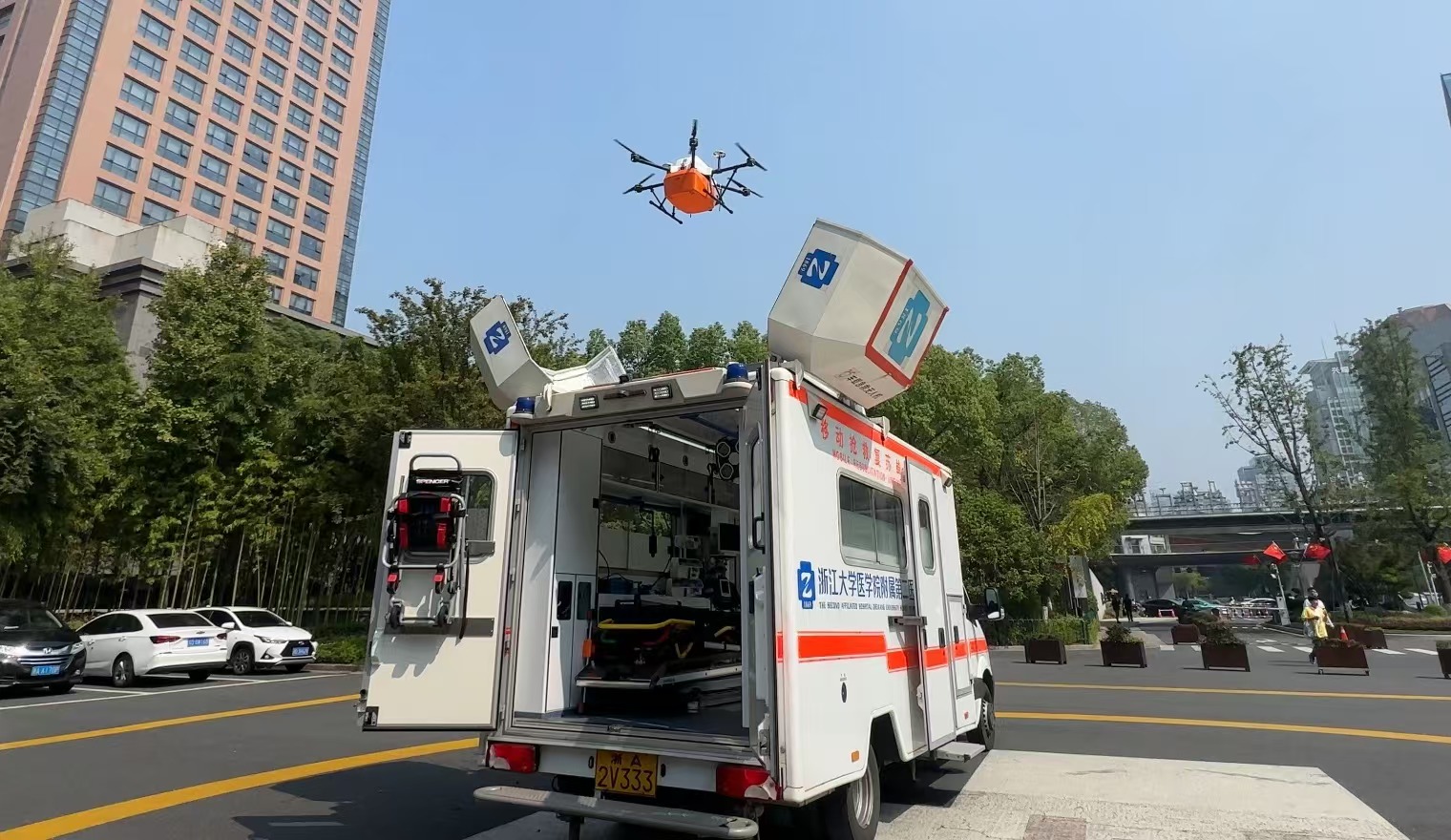 浙江大學(xué)醫(yī)學(xué)院附屬第二醫(yī)院5G急救車(chē)搭載的無(wú)人機(jī)正在起飛。人民網(wǎng)記者 申佳平攝