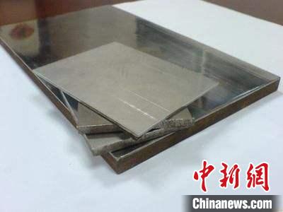 企業(yè)展示的金屬復合材料產(chǎn)品。　張婭子 攝