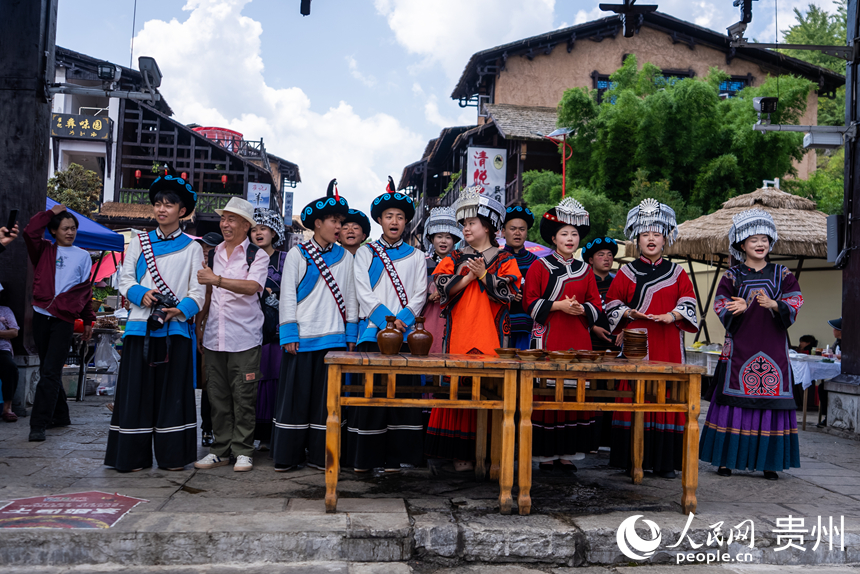 海坪文化小鎮(zhèn)里熱情的彝家“攔門酒”。人民網(wǎng)記者 涂敏攝