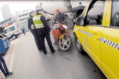 交巡警發(fā)現(xiàn)張師傅還是酒駕。 本報記者 甘俠義 攝