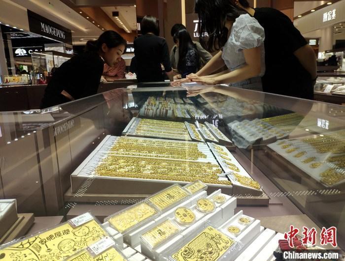資料圖：民眾在商場購買黃金飾品。 <a target='_blank' href='/'>中新社</a>記者 呂明 攝