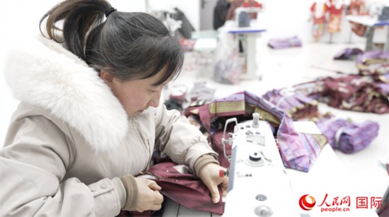 1月24日，在山東省菏澤市曹縣大集鎮(zhèn)云牧服飾有限公司，高燕正在縫制馬面裙。 人民網(wǎng)記者 袁蒙攝