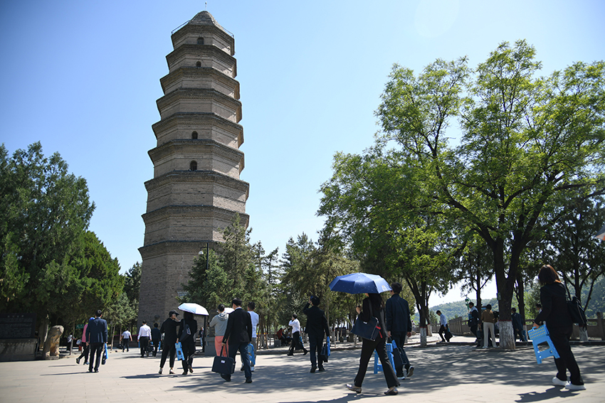 圖為2024年5月7日，游客在延安寶塔山參觀。 新華社記者 張博文 攝