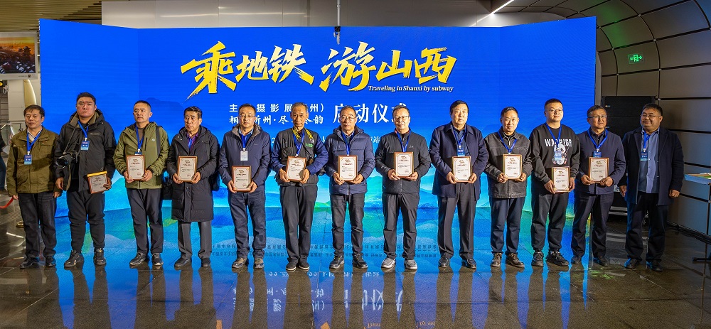 活動為參展攝影家頒發(fā)入展證書。